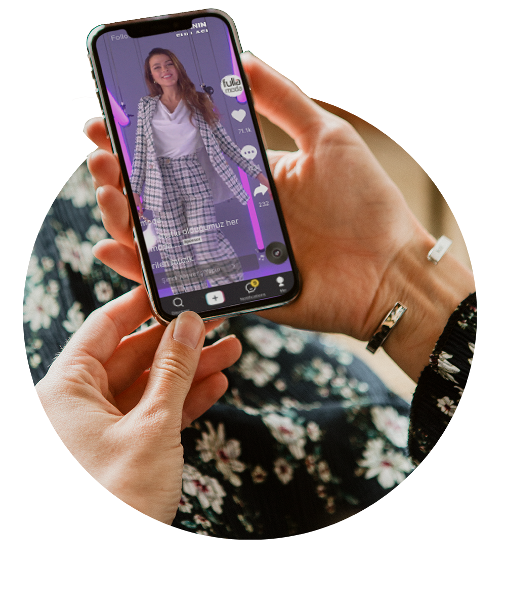 iki laptop bilgisayar ekranında tcdd taşımacılık web sitesi görüntüleniyor