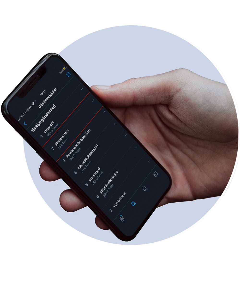 iki laptop bilgisayar ekranında tcdd taşımacılık web sitesi görüntüleniyor