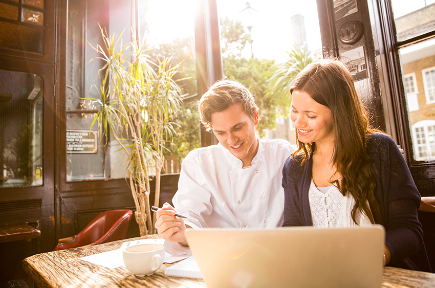 Çalışan kadın ve adam