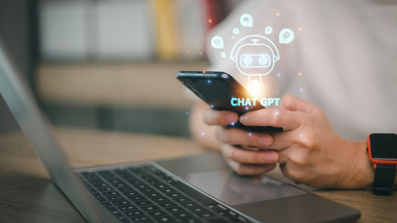 elinde-telefon-tutan-bir-kisi