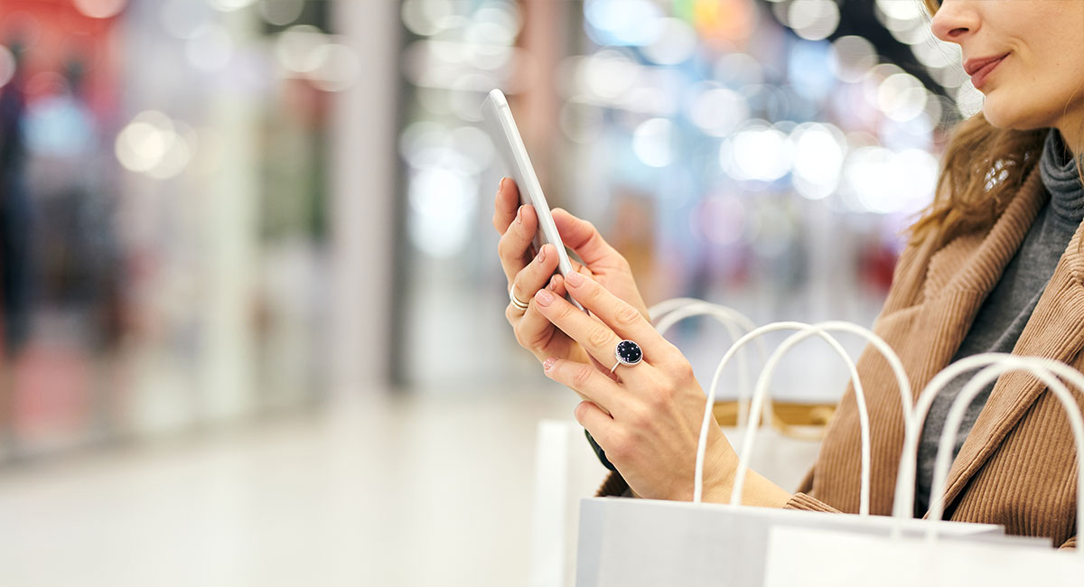 Elinde telefon tutan kadın