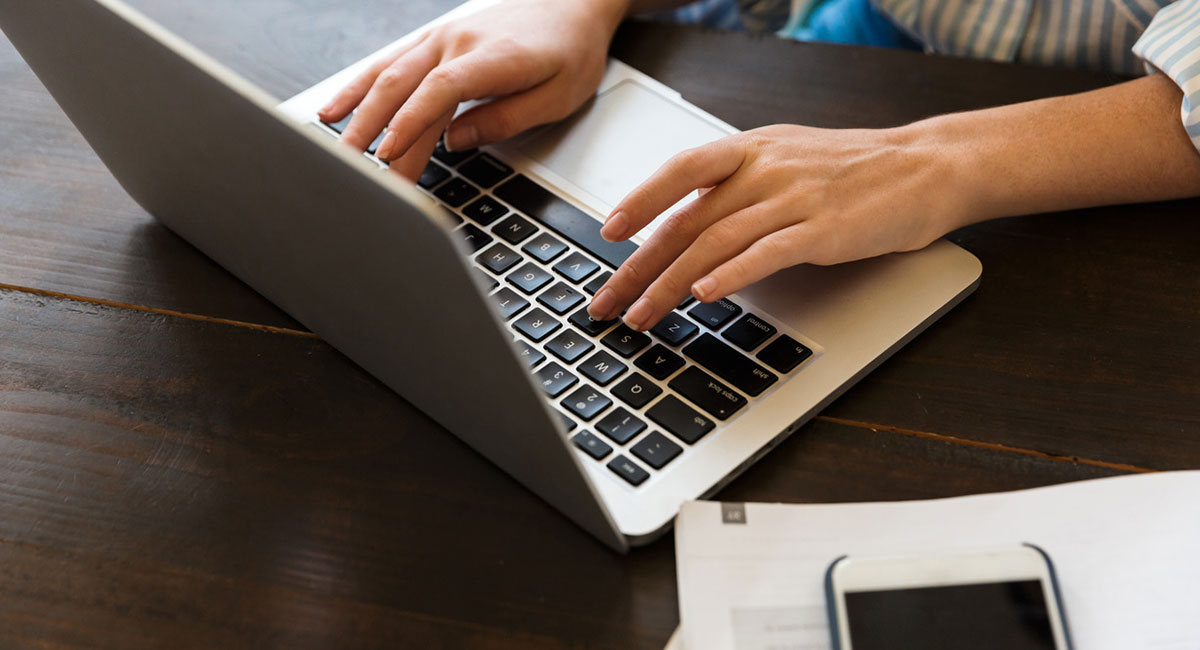 laptopta yazi yazan kadin